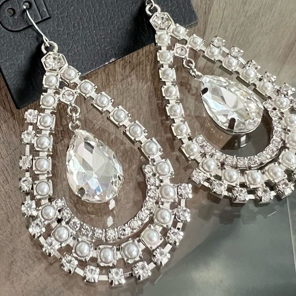 Steve Madden Earrings Hook Teardrop Embellished with Faux Pearl & Diamonds NEW - Picture 3 of 5